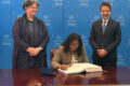 Moment de la signature du traité par la ministre. © AGP