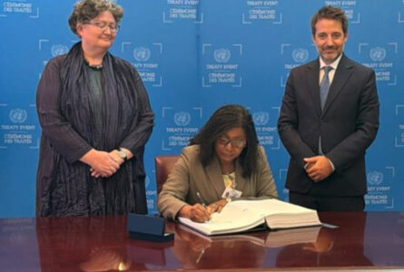Moment de la signature du traité par la ministre. © AGP