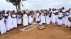 Une scène du rituel sur le chantier. © GabonReview