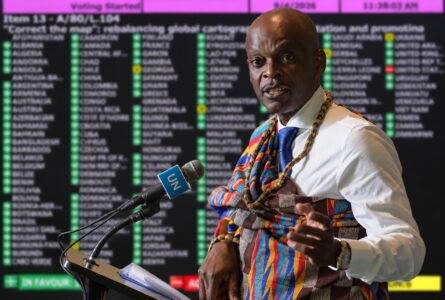 Le ministre togolais des Affaires étrangères, Robert Dussey, défendant face aux journalistes l’initiative portée par le groupe africain à l’Assemblée générale de l’ONU visant à promouvoir des cartes représentant plus fidèlement les superficies des continents(illustration). © GabonReview
