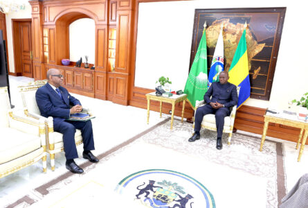 Moment de la rencontre entre Oligui Nguema et Barro Chambrier. © D.R.