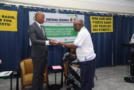 Scène de la remise de la déclaration de Libreville au ministre Ntossui. © GabonReview