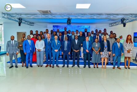 Photo de famille des officiels et participants à la formation. © D.R.