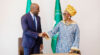 Poignée de main entre Mark-Alexandre Doumba et Lerato D. Mataboge pour sceller leur accord, le 26 octobre 2026 à Libreville. © D.R.
