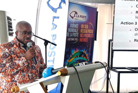 Le directeur général de Poste S.A., Alfred Ikaka Bobe lors de la présentation de sa stratégie de redressement, le 9 octobre 2026. © GabonReview