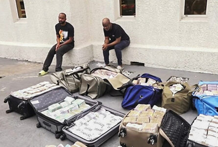 Noureddin Bongo Valentin et son ancien directeur de cabinet, Ian Ghislain Ngoulou, devant les valises de billets présentées après les saisies de 2023. Sylvia Bongo en conteste aujourd’hui la destination : au-delà des accusations, la traçabilité des fonds reste l’enjeu. © Gabon 24 / Capture d’écran