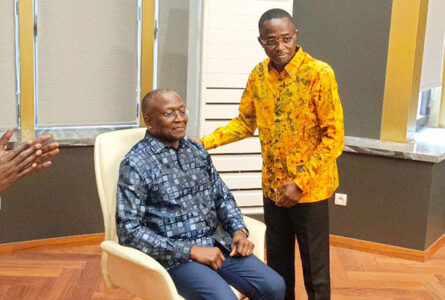 Le ministre Sosthène Nguema Nguema procédant à l’installation de Marcel Abéké, le 30 octobre 2026. © GabonReview