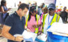 Lola Dulcinette Akoma Ledjele, directrice provinciale des Impôts de l’Estuaire vérifiant les documents d’un opérateur économique, le 19 octobre 2026.  © GabonReview