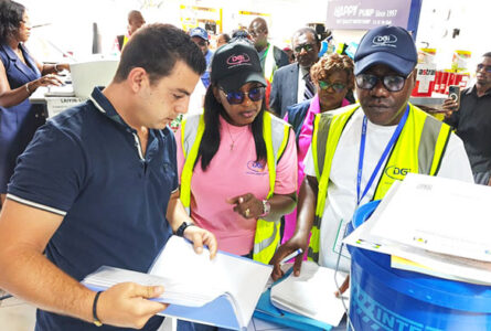Lola Dulcinette Akoma Ledjele, directrice provinciale des Impôts de l’Estuaire vérifiant les documents d’un opérateur économique, le 19 octobre 2026.  © GabonReview