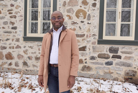 Économiste formé à l’UOB, Dieudonné Ella Oyono a été élu député au Québec le 5 octobre 2026. © Est Media Montréal