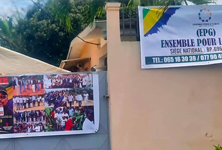 Au siège d’EPG, à Mindoubé, l’appel à libérer Bilie-By-Nze s’affiche dès l’entrée : un président détenu, un parti qui refuse de s’effacer. © D.R.