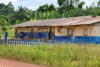 Le manque d’eau et de sanitaires adaptés fragilise les conditions d’apprentissage dans les écoles rurales gabonaises, souligne la Banque mondiale. Ici, l'école du village de Massaha, près de Makokou, en février 2023. © AFP - Steeve JORDAN