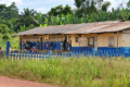 Le manque d’eau et de sanitaires adaptés fragilise les conditions d’apprentissage dans les écoles rurales gabonaises, souligne la Banque mondiale. Ici, l'école du village de Massaha, près de Makokou, en février 2023. © AFP - Steeve JORDAN