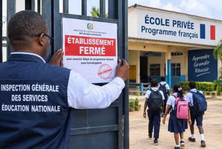 Fermeture des établissements non conforme au programme français.  © GabonReview/IA