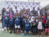 Les enfants du Centre d’accueil «Les Petits Anges de Dieu», à Akanda, posant avec le directeur national de Karpowership, Evans Damada. © D.R.