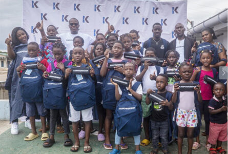 Les enfants du Centre d’accueil «Les Petits Anges de Dieu», à Akanda, posant avec le directeur national de Karpowership, Evans Damada. © D.R.