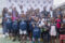 Les enfants du Centre d’accueil «Les Petits Anges de Dieu», à Akanda, posant avec le directeur national de Karpowership, Evans Damada. © D.R.