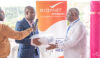 Remise des équipements par le Dr Alain Boulendé, médecin biologiste de l’HMA, représentant le Groupe Eramet. © Eramet-Comilog