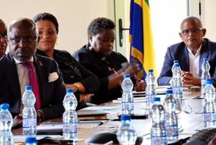 Des membres de la FEG, dont le président, suivant l'exposé du ministre Philippe Tonangoye. © GabonReview