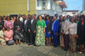 Entouré des cadres et agents de son ministère, François Ndong Obiang (au centre, nœud papillon rouge) reçoit un dernier hommage de ses collaborateurs, au terme de dix-huit mois à la tête de la Réforme et des Relations avec les Institutions. © D.R.