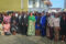 Entouré des cadres et agents de son ministère, François Ndong Obiang (au centre, nœud papillon rouge) reçoit un dernier hommage de ses collaborateurs, au terme de dix-huit mois à la tête de la Réforme et des Relations avec les Institutions. © D.R.