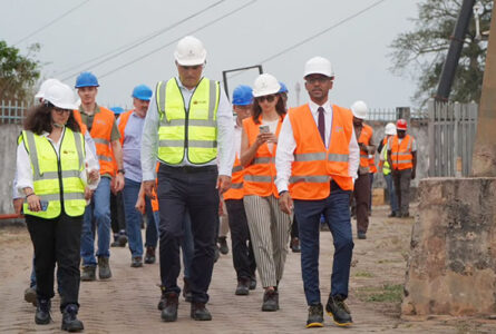 Philippe Ossoucah, directeur général de GPC et la délégation de bailleurs internationaux lors de la visite du site Orinko, le 1er octobre 2026.  © D.R.