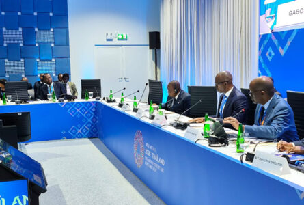 À Bangkok, Thierry Minko (deuxième à partir de la droite) porte la voix du Gabon aux Assemblées annuelles du FMI et de la Banque mondiale, du 12 au 18 octobre 2026. © ministère de l’Économie et des Finances