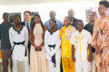 Les jeunes athlètes gabonais posant avec les organisateurs de la soirée à leur honneur, le 26 octobre 2026. © GabonReview
