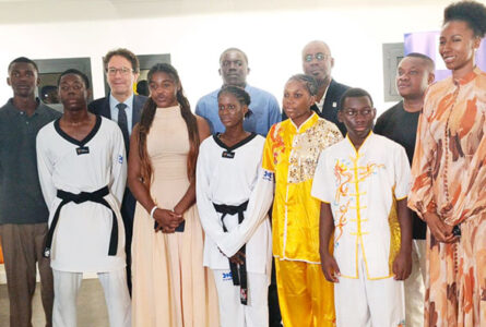 Les jeunes athlètes gabonais posant avec les organisateurs de la soirée à leur honneur, le 26 octobre 2026. © GabonReview