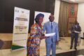 Un agent de la Médiature de la République recevant son attestation de la part du ministre de la Réforme et des Relations avec les Institutions. © GabonReview