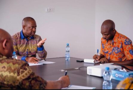 Un moment des échanges entre les membres de la coopérative et le ministre de l’Agriculture, Pacôme Kossy, le 16 octobre 2026, à Libreville. © Communication gouvernementale