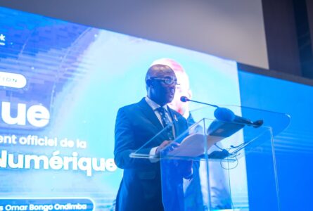 Le ministre délégué à l’Économie, aux Finances, à la Dette et aux Participations, Marc Abeghe, procédant au lancement du FUP. © Com. gouvernementale