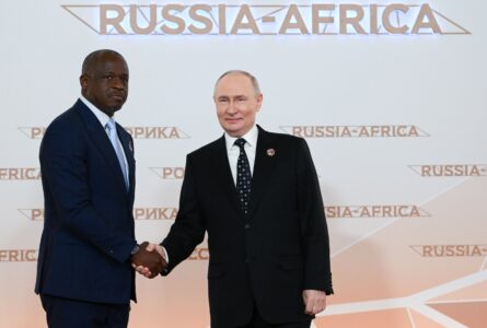 Poignée de main entre le vice-président du gouvernement, Hermann Immongault, et le président russe, Vladimir Poutine, le 29 octobre 2026, à Moscou. © D.R.