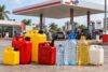 Les bidons alimentaires (à droite) sont désormais interdits dans les stations-service (Illustration). © GabonReview