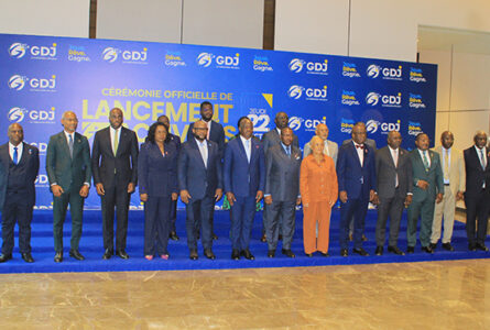 Le VPG, les autres officiels et les premiers responsables de la CDJ lors du lancement de ce Concessionnaire exclusif du monopole d’État. © GabonReview