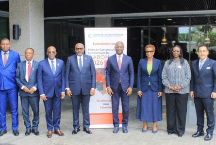 Les membres du gouvernement et les responsables de la Banque mondiale immortalisés à l’issue de la présentation de la Note. © GabonReview