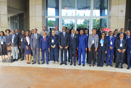 Le gouverneur de le BEAC, le ministre de l’Economie, le médiateur financier, les officiels et les participants au lancement de la médiation financière au Gabon, le 26 octobre 2026, à Libreville. © GabonReview
