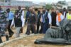 Le maire de Libreville, Eugène M’ba, et sa délégation visitant le chantier du Grand Marché de la Peyrie. © D.R.