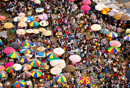 Mont-Bouët, poumon commercial de Libreville : derrière le poids visible des étrangers dans l’activité, une question demeure, combien rapportent-ils réellement à l’économie et aux finances publiques ? © Arthus-Bertrand Yann / Hemis.fr
