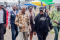 Le maire de Libreville et président de l’AMG, Eugène M'ba à l’aéroport de Mvengue avec Pascal Houangni Ambouroue, maire de Port-Gentil, le 6 octobre 2026.  © D.R.