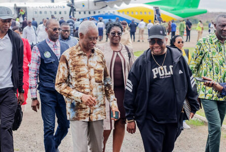 Le maire de Libreville et président de l’AMG, Eugène M'ba à l’aéroport de Mvengue avec Pascal Houangni Ambouroue, maire de Port-Gentil, le 6 octobre 2026.  © D.R.