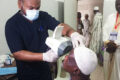 Un patient bénéficiant de la caravane médicale ophtalmologique gratuite, le 3 octobre 2026 à Libreville.  © AGP