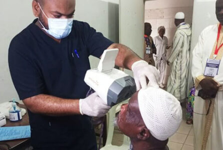 Un patient bénéficiant de la caravane médicale ophtalmologique gratuite, le 3 octobre 2026 à Libreville.  © AGP