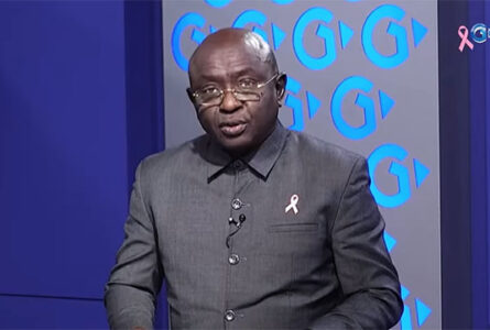 Le secrétaire général du ministère des Mines, le Général Adolphe Yonghan lors de sa communication sur Gabon Première, le 19 octobre 2026.  © GabonReview (Capture d’écran)
