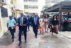 Le ministre de la Justice, Augustin Emane, guidé sur le terrain par le Premier président de la Cour des comptes, Pamphile Moussavou Ibouanga. © D.R.