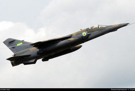 Un Mirage F1AZ de l’armée de l’air gabonaise en plein vol. Vingt ans après leur acquisition, la disponibilité opérationnelle actuelle des six chasseurs est-elle établi ?  © T. Laurent / AirHistory.net
