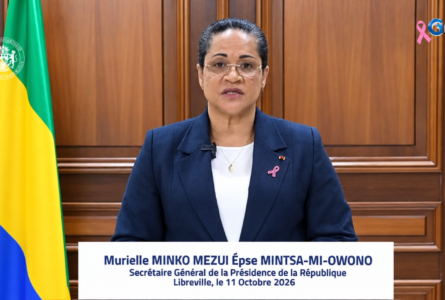 Murielle Minkoué Mézui, secrétaire générale de la Présidence de la République, annonce à la télévision, le 11 octobre 2026, la composition d’un gouvernement élargi à 33 membres, marqué par cinq départs et huit entrées. © Capture d’écran / Faceboook