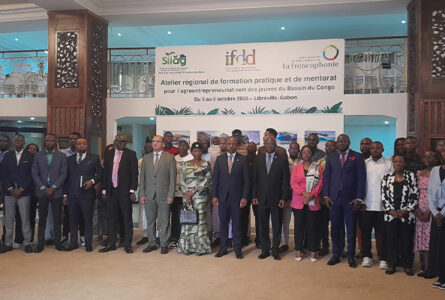 ‎Photo de famille à la cérémonie d'ouverture de l'atelier, le 5 octobre 2026 à Libreville. © GabonReview