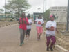En tee-shirt rouge durant la course d'endurance, la Directrice Régionale de la Santé Maritime, Raïssa Claire Goulengou Ngouessy-Johnson. © GabonReview