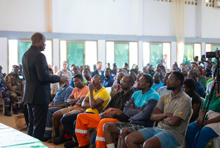 À Port-Gentil, le 26 octobre, Oligui Nguema face aux rescapés du Prospector 5 : écouter les récits du naufrage et garantir un accompagnement au-delà du sauvetage. © Communication présidentielle